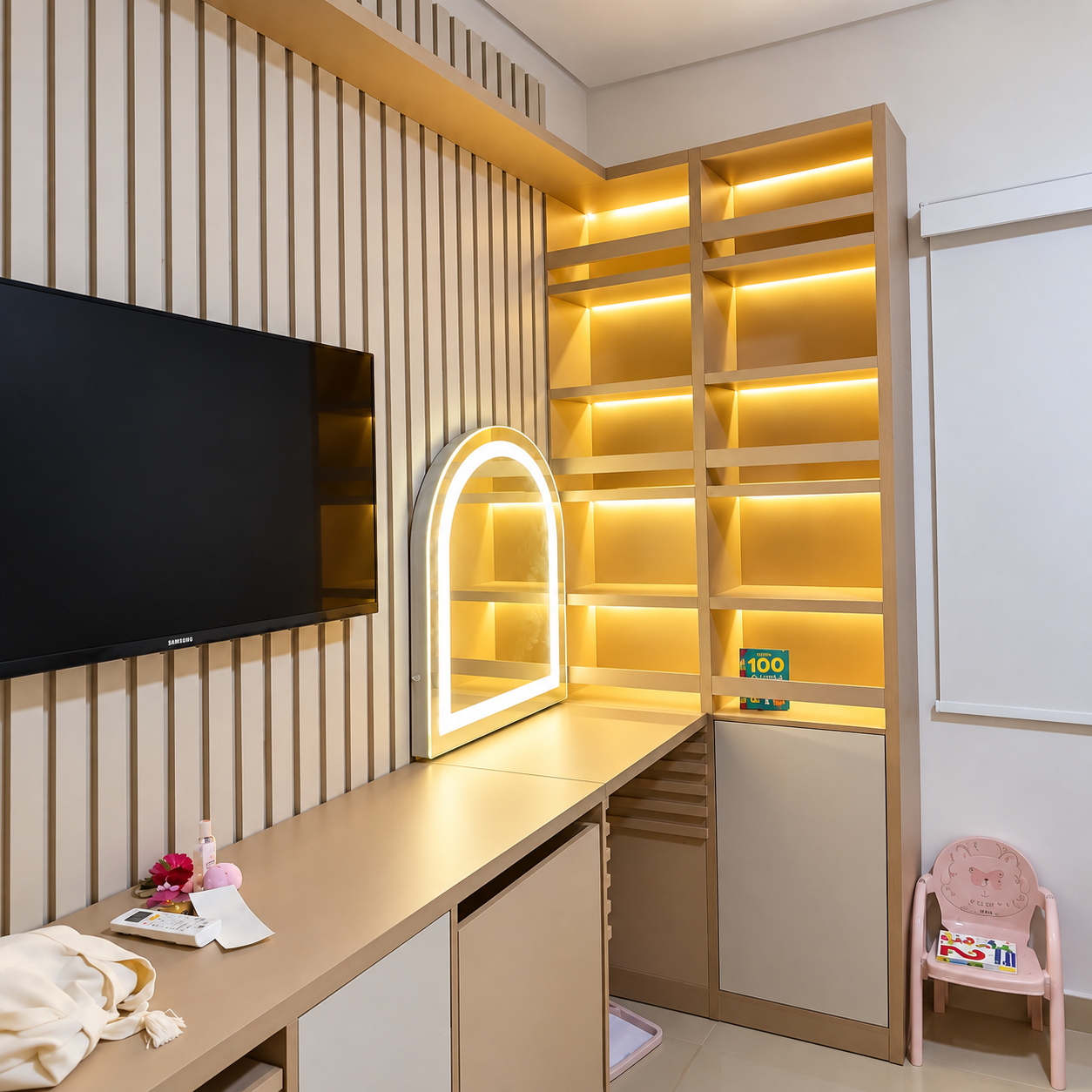 Projeto Comodare com painel ripado e iluminação embutida
